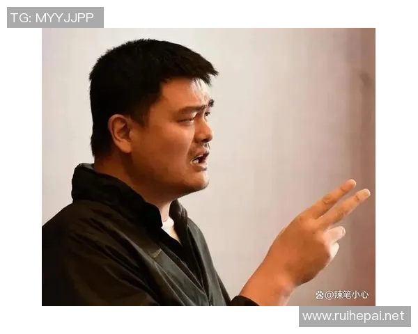 姚明乘车时的瞬间捕捉展现巨星风范与生活中的平凡一面