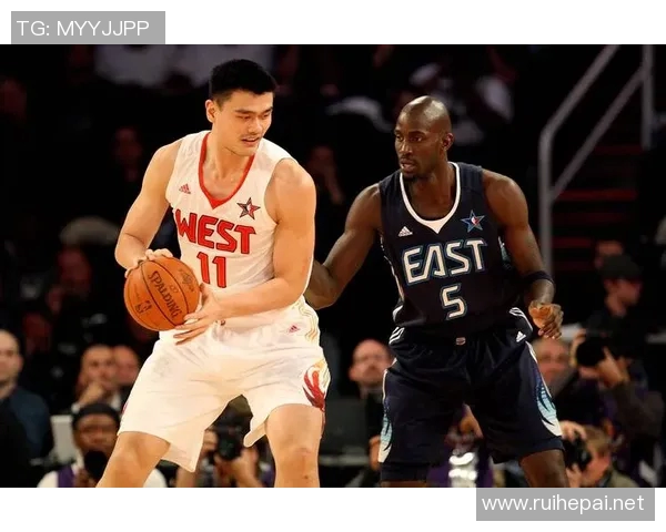 姚明在内线的强势突破与对抗展现了中国篮球的力量与魅力