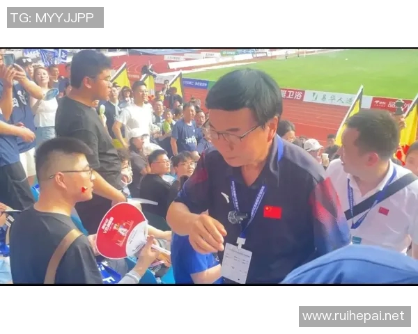 足球明星亲密接触粉丝现场采访与合影瞬间回顾