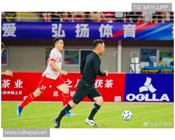 足球明星齐聚一堂展现风采的精彩瞬间定格在这一张群体照片中